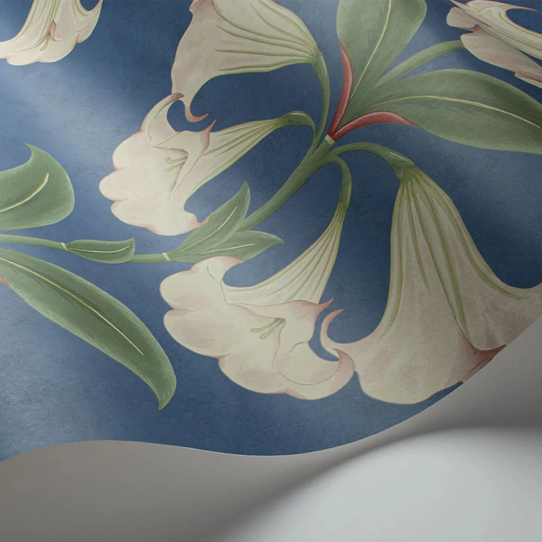 Carta da Parati “Angel’s Trumpet bejge e verde su fondo blu” | COLE & SON - Image 2