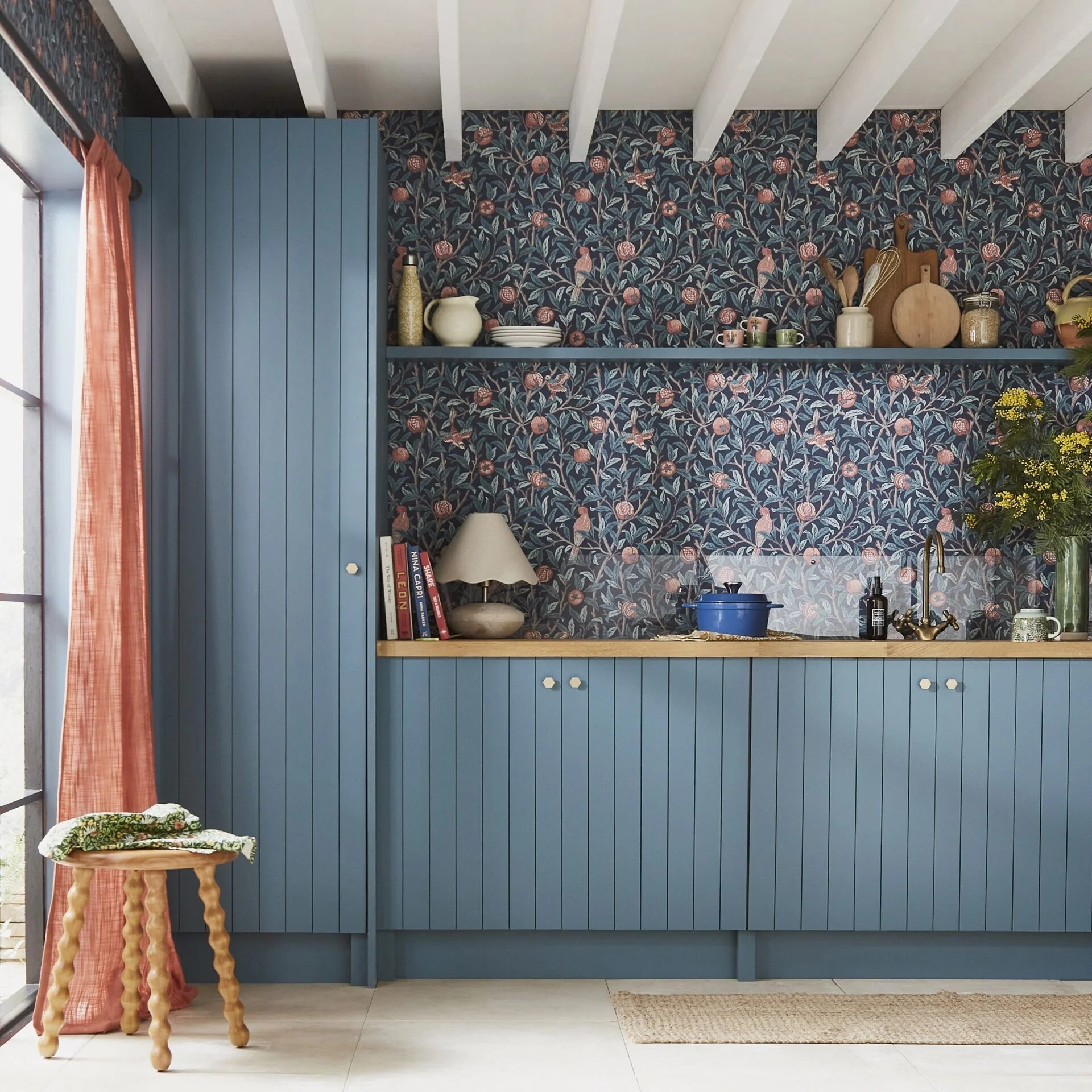 Carta da Parati "Bird & Pomegranate Navy Blue" Morris at home - Image 3