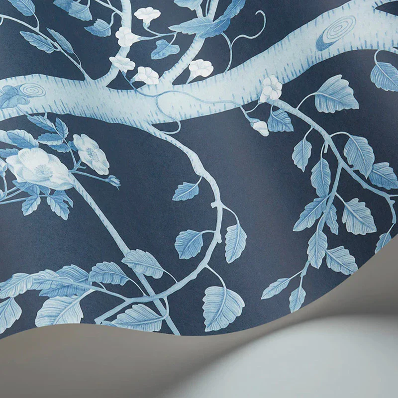 Carta da Parati "SEASONAL WOODS Midnight" The Garden | COLE & SON - Image 2